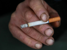  Người hút thuốc lá kiếm tiền ít hơn 20% bạn bè đồng lứa 