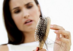  Rụng tóc - bệnh dễ gặp ở phụ nữ sau sinh 