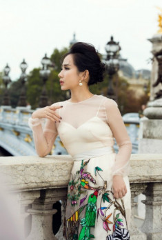  Trâm Nguyễn diện váy đính họa tiết thủ công tinh xảo 