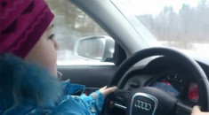  Bé gái 8 tuổi lái xe Audi 100 km/h 