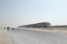  Bentley GT chạy đua với tàu trong nắng nóng sa mạc 