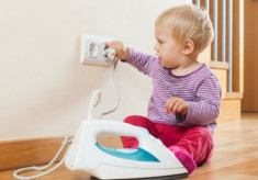 Cách phòng tránh bị điện giật cho bé