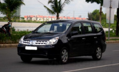  Cầm lái Nissan Grand Livina ở Sài Gòn 
