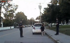 Cảnh sát bắt cô gái dừng xe để bạn trai cầu hôn 