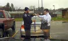  Cảnh sát Mỹ thắt cà vạt giúp người vi phạm 