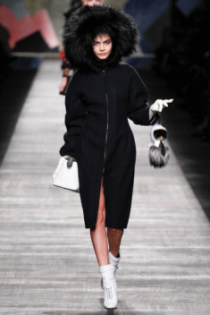  Cara Delevingne xách búp bê Karl Lagerfeld mở đầu show Fendi 