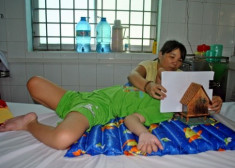 Cuộc sống “sôi động” của bé trai Việt 8 năm liền sống nhờ ống thở khiến y học kinh ngạc