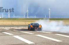  Đốt bộ lốp đắt nhất thế giới của Bugatti Veyron trong giây lát 