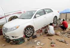  Dựng bệ đá cho ôtô ở Saudi Arabia 