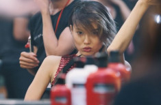 Fung La được thí sinh Next Top ẵm ngửa trong hậu trường