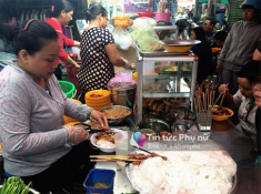 Gánh bún thịt nướng cứ đến trưa lại thơm “nức mũi” một góc chợ Bàn Cờ