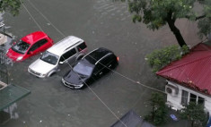  Hàng loạt ôtô ngập nước tại Hà Nội 