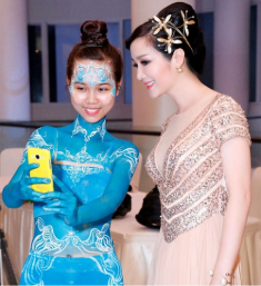 Hoa hậu Giáng My đẹp lộng lẫy đi chấm thi