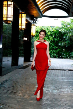 Hoa hậu Giáng My đỏ rực, khoe dáng bên Xuân Nguyễn