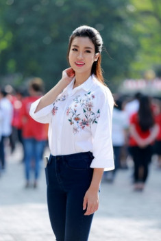 Hoa hậu Mỹ Linh: ‘Em vẫn là cô học trò nhỏ của các thầy cô’
