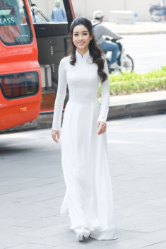 Hoa hậu Mỹ Linh thôi miên mọi ánh nhìn với tà áo dài trắng