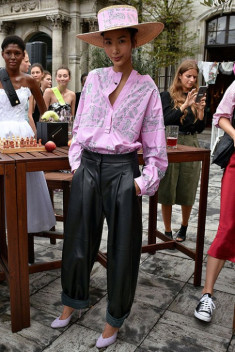 Hoàng Thùy lọt street style đẹp trên Vogue Italia