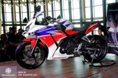  Honda CBR250R hạ giá sau khi Yamaha R25 ra mắt 