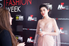 Huyền My đẹp tựa nữ thần khi làm vedette tại tuần lễ thời trang Malaysia