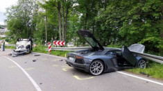  Lamborghini Aventador gặp nạn khi cố vượt BMW 