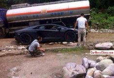  Lamborghini Aventador mắc kẹt trên đường đất 