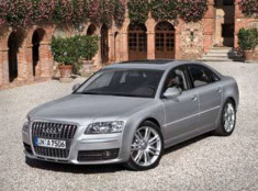  Lực sĩ điển trai Audi S8 