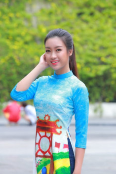 Mặc áo dài và quần jeans tại Hồ Gươm, hoa hậu Đỗ Mỹ Linh bị fan vây kín