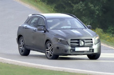  Mercedes GLA - crossover mới trên đường thử 