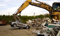  Mercedes SLS AMG bị nghiền nát trong bãi phế liệu 