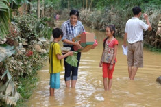 Ngọc Hân bỏ sinh nhật mẹ để đến Hà Tĩnh cứu trợ đồng bào vùng lũ