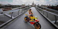 Người đầu tiên đi mô tô qua cầu Millennium Bridge