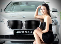  Người mẫu sedan cao cấp BMW 740Li 