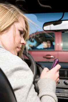  Nhắn tin khi lái xe nguy cơ tai nạn gấp 23 lần 