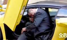  Nhân viên giữ xe khổ sở với Lamborghini của khách 