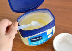 Những công dụng làm đẹp diệu kỳ của Vaseline khiến bạn choáng