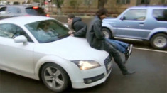 Nữ tài xế Audi đánh người khi bị chặn đường 