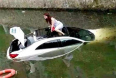  Nữ tài xế thoát khỏi ôtô chìm từ cửa sổ trời 