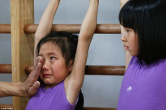 Nước mắt trẻ em trong những “lò luyện huy chương vàng Olympic” của Trung Quốc