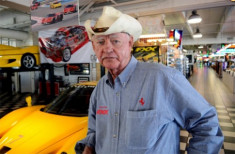  Ông lão 85 tuổi kiện Ferrari vì không được mua siêu xe 
