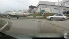  Ôtô kéo máy bay chiến đấu giữa đường 