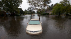  Ôtô Mỹ chìm trong bão Sandy 