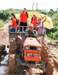 Phạm Hương, Nam Em giản dị cưỡi máy cày giữa trưa nắng đi từ thiện