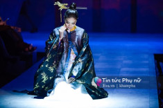 Phạm Hương nhòa lệ khi hát cải lương trên sàn diễn thời trang