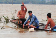 Thả bánh sinh nhật xuống dòng nước lũ tìm bạn mất tích