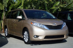  Toyota công bố giá bán Sienna 2011 