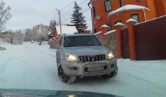  Toyota Prado ‘bất lực’ trên đường tuyết 