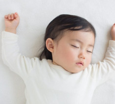 Trẻ khóc ngằn ngặt vì khó ngủ, cha mẹ cần nắm vài mẹo sau