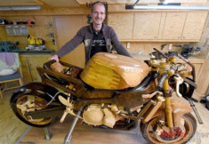  Tự chế môtô gỗ vì vợ cấm đưa xe thật vào nhà 