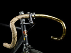 Tuyệt vời: xe đạp mạ vàng 24K và bọc da rắn chỉ để bày và ngắm