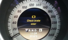  Ý nghĩa của chữ ‘Check brake wear’? 